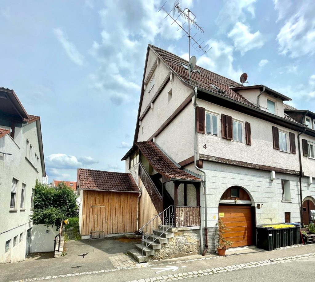 📍 72654 Neckartenzlingen

Fläche ca. 86 m² (34 m²)
✅ Gewölbekeller mit sep. Eingang
✅ Stellplatz
✅ Balkon/Veranda
✅ eigener Hof mit Schopf/Schuppen