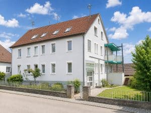 Mehr über den Artikel erfahren 🔥<span style='color:#FF0000;'>VERKAUFT! ✅</span> 2 Garagen + Halle – Geschmackvolle Doppelhaushälfte mit fantastischem Ausblick auf die Weinberge