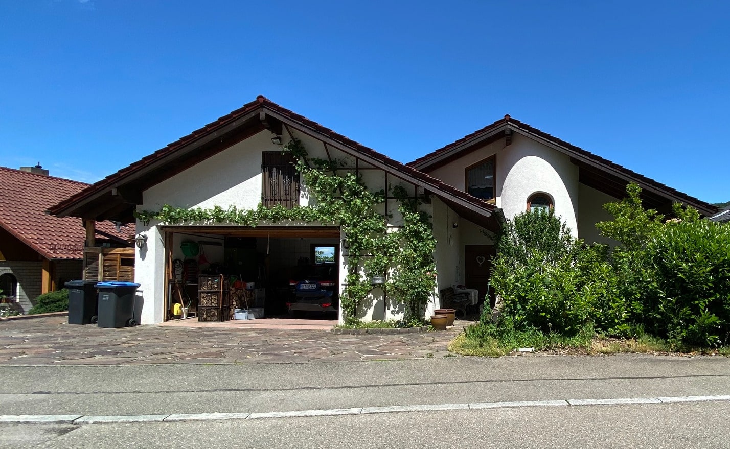 Du betrachtest gerade <span style='color:#FF0000;'>VERKAUFT! </span> Traumhaus inkl. Einliegerwohnung mit Aussicht und XXL-Garage